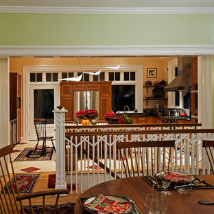 ワシントンD.C.の中サイズのトランジショナルスタイルのLDKの画像 (緑の壁、無垢フローリング、暖炉なし、茶色い床)