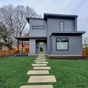 На фото: со средним бюджетом двухэтажные фасады частных домов среднего размера серого цвета в стиле ретро с плоской крышей, зеленой крышей и облицовкой из дерева