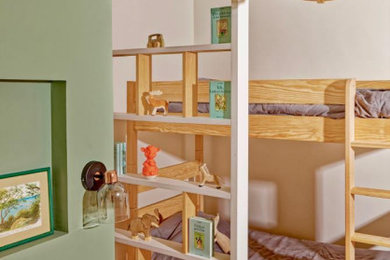 Modelo de dormitorio infantil de 4 a 10 años minimalista con suelo de madera oscura