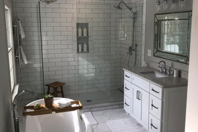 Example of a classic bathroom design in Cleveland