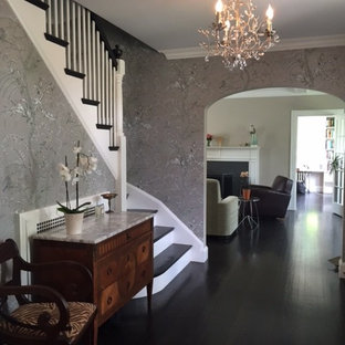 ボストンの大きい片開きドアトラディショナルスタイルのおしゃれな玄関ロビー (メタリックの壁、濃色無垢フローリング、黒いドア) の写真