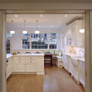 Idéer för att renovera ett vintage kök och matrum, med luckor med infälld panel, en rustik diskho, vita skåp, vitt stänkskydd och stänkskydd i tunnelbanekakel