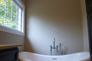 Example of a bathroom design in Louisville