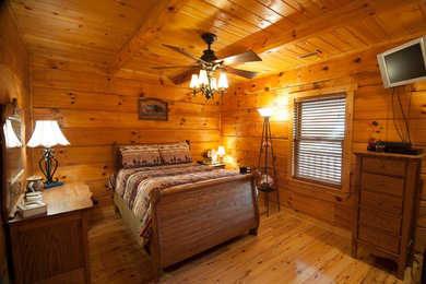 Mountain style bedroom photo in Atlanta