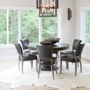 シーダーラピッズの巨大なラスティックスタイルのLDKの画像 (グレーの壁、淡色無垢フローリング、暖炉なし)