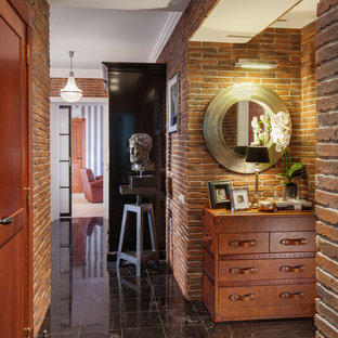 Exemple d'une entrée éclectique avec un mur marron.