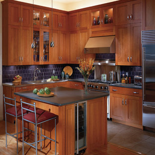 Foto di una cucina classica con elettrodomestici in acciaio inossidabile e paraspruzzi blu