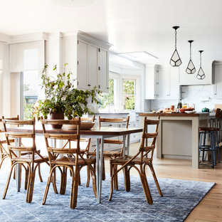 Esempio di una sala da pranzo aperta verso la cucina stile rurale con pavimento in legno massello medio, pavimento marrone e soffitto in perlinato