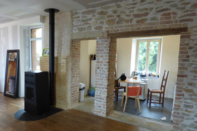 Cette image montre une salle de séjour rustique ouverte.
