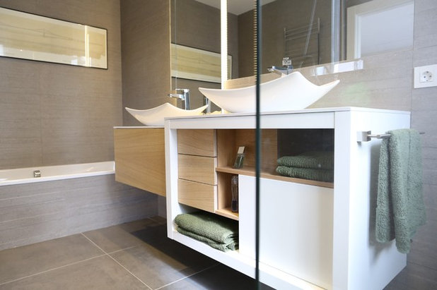 Contempor&aacute;neo Cuarto de ba&ntilde;o by linea3cocinas