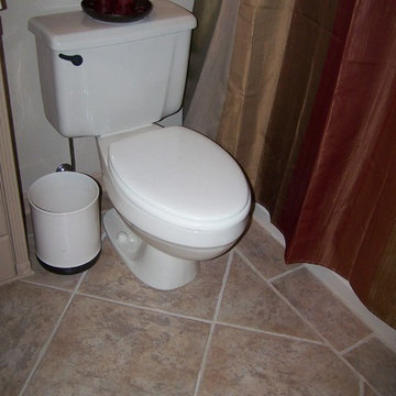 Cloverwood Ct - Country Bathroom