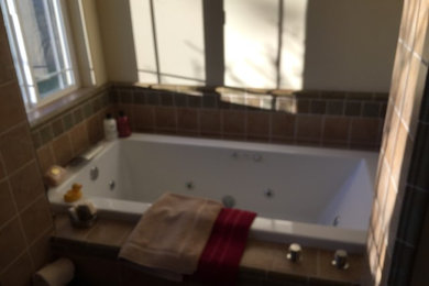 サンルイスオビスポにあるコンテンポラリースタイルのおしゃれな浴室 (ドロップイン型浴槽) の写真