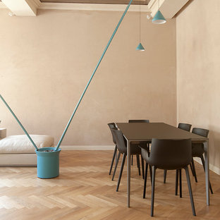 トゥーリンのモダンスタイルのLDKの画像 (ベージュの壁、無垢フローリング、ベージュの床)