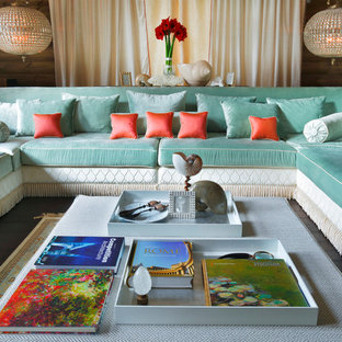 Imagen de salón para visitas mediterráneo con paredes marrones