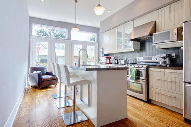 Example of a kitchen design in San Diego