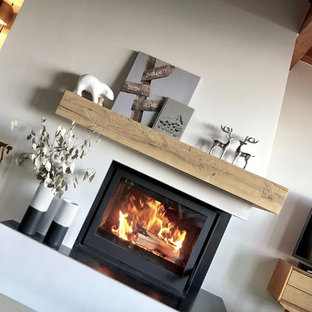 Foto di un piccolo soggiorno stile rurale stile loft con camino bifacciale, cornice del camino in metallo e pavimento beige