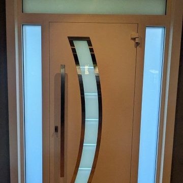 Deux 6500 White with frosted glass, two sidelights and a toplight.