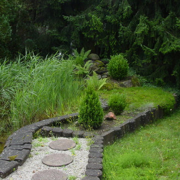 Moosgarten mit Teich und Wasserfall in Gießen