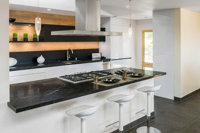 Kitchen photo in Los Angeles