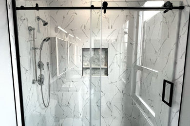 Modelo de cuarto de baño principal, doble y a medida minimalista de tamaño medio con puertas de armario blancas, baldosas y/o azulejos blancos, baldosas y/o azulejos de cerámica, encimera de cuarcita, suelo gris y encimeras grises