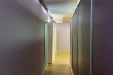 Foto de recibidores y pasillos escandinavos con paredes púrpuras, suelo de madera clara y suelo marrón