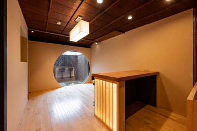 京都にある和モダンなおしゃれなLDK (ベージュの壁、ベージュの床、塗装板張りの天井、壁紙) の写真