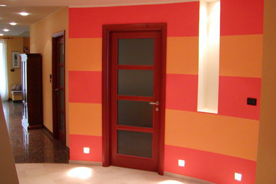 Idee per un ingresso contemporaneo di medie dimensioni con pareti gialle, pavimento in gres porcellanato, una porta singola, una porta in legno scuro e pavimento beige