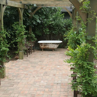 Klassischer Patio hinter dem Haus in Los Angeles