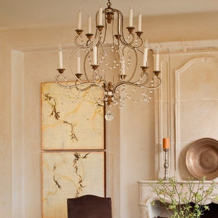 Mittelgroßes, Fernseherloses, Offenes Mediterranes Wohnzimmer mit beiger Wandfarbe, Keramikboden, Kamin und Kaminsims aus Beton in Sonstige