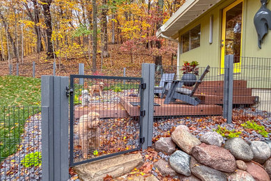Design ideas for a mid-century modern metal fence landscaping in Chicago.