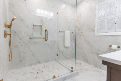 Example of a mid-century modern bathroom design in San Diego
