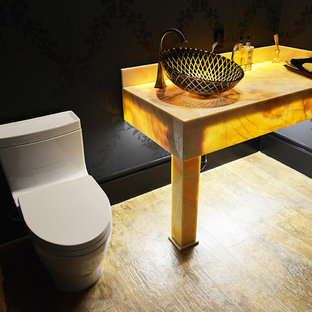 Badezimmer mit schwarzer Wandfarbe und Onyx-Waschbecken/Waschtisch