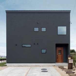 他の地域のモダンスタイルのおしゃれな家の外観 (黒い外壁、陸屋根) の写真