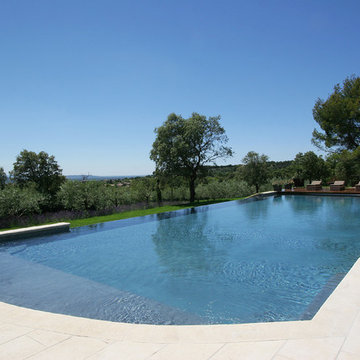 Piscine à débordement