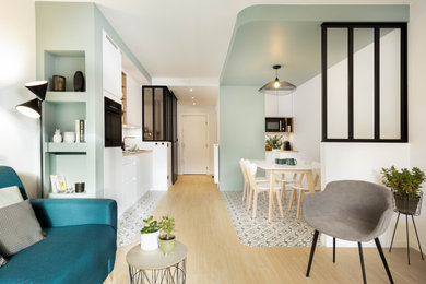 Idées déco pour une salle de séjour moderne avec un mur bleu, un sol en carrelage de céramique et un sol multicolore.