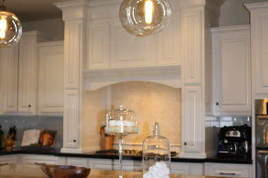 Kitchen - traditional kitchen idea in Portland