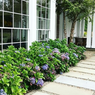 Idée de décoration pour un grand jardin à la française arrière tradition l'été avec une cheminée, une exposition partiellement ombragée et des pavés en béton.