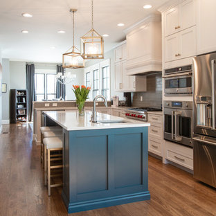 Zweizeilige, Mittelgroße Stilmix Küche mit Vorratsschrank, Unterbauwaschbecken, Schrankfronten im Shaker-Stil, türkisfarbenen Schränken, Quarzwerkstein-Arbeitsplatte, Küchenrückwand in Grau, Rückwand aus Keramikfliesen, Küchengeräten aus Edelstahl, hellem Holzboden, Kücheninsel, braunem Boden und weißer Arbeitsplatte in Denver