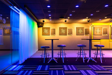 Cette image montre un bar de salon design avec un sol violet.