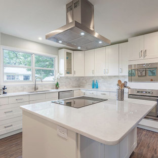 Стильный дизайн: большая угловая кухня в стиле ретро с кладовкой, накладной раковиной, фасадами с утопленной филенкой, белыми фасадами, мраморной столешницей, бежевым фартуком, фартуком из каменной плитки, техникой из нержавеющей стали, темным паркетным полом и островом - последний тренд