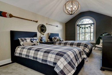 ニューヨークにある中くらいなトランジショナルスタイルのおしゃれな客用寝室 (ベージュの壁、カーペット敷き、暖炉なし、ベージュの床、三角天井)