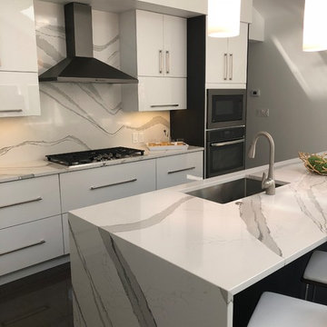 Door Style: Duet | High-gloss White and Gray Lines Textured Melamine