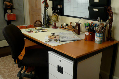 Home office - contemporary home office idea in Los Angeles