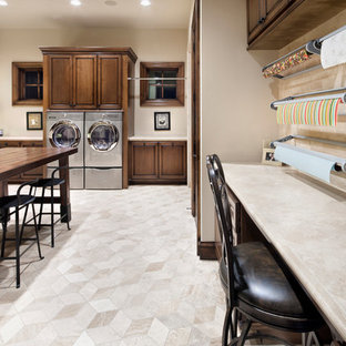 ヒューストンの巨大な地中海スタイルのおしゃれな家事室 (レイズドパネル扉のキャビネット、左右配置の洗濯機・乾燥機) の写真