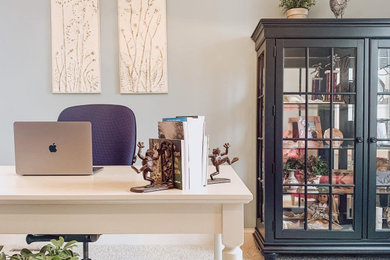Home office - transitional home office idea in Chicago