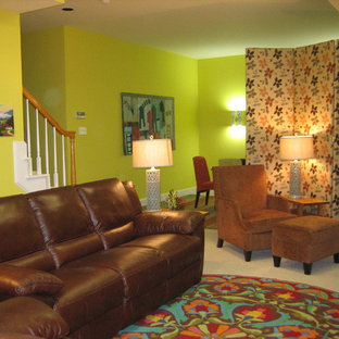 Diseño de sótano en el subsuelo bohemio, de tamaño medio, sin chimenea, con paredes verdes, moqueta y suelo beige