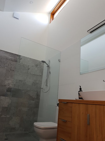 Bathroom by Mountford Williamson Architecture