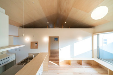 Foto de salón abierto y beige escandinavo de tamaño medio con suelo de madera en tonos medios, madera, paredes blancas, suelo beige y papel pintado