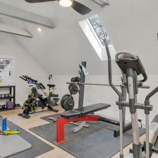 Multifunktionaler, Mittelgroßer Klassischer Fitnessraum mit grauer Wandfarbe, Vinylboden, grauem Boden und freigelegten Dachbalken in Boston