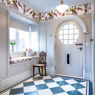 Idées déco pour un hall d'entrée éclectique avec un mur beige, une porte simple et une porte blanche.